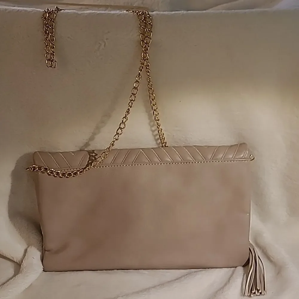 Shoulder chain purse with 3 pockets with magnet closure